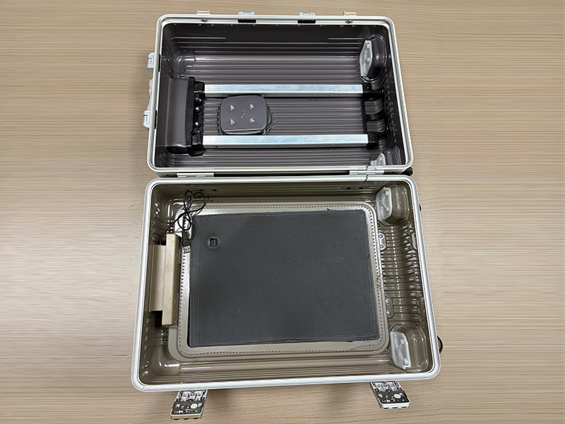 Rolling suitcase